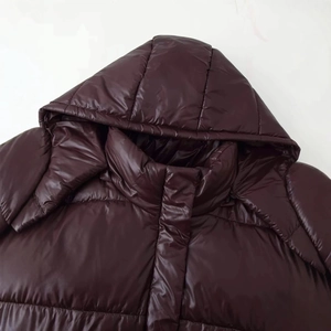 Glänzende lila Pufferjacke mit warmer Kapuze und horizontaler Steppung für den Winter