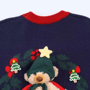 Pull de Noël bleu marine avec ourson en peluche 3D et broderies festives élégantes