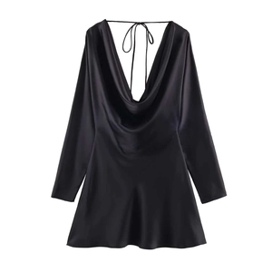 Robe longue noire élégante en satin avec col drapé et manches longues au style sophistiqué