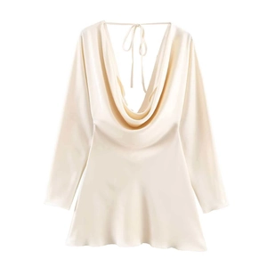 Robe longue en satin ivoire avec col bénitier, texture soyeuse et détail noué au dos