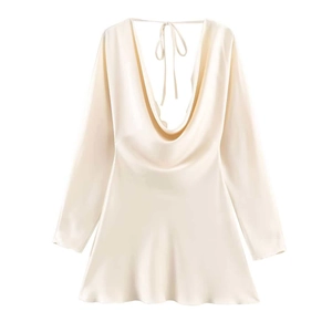 Détail macro de la robe en satin crème avec encolure drapée au dos et lien à nouer