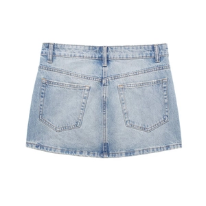 Vue arrière d'une mini-jupe en jean bleu délavé pour femme avec poches classiques