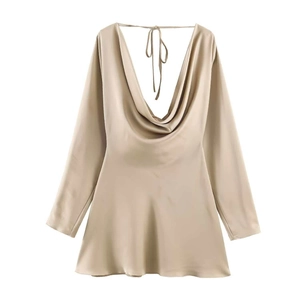 Détail d'une robe en satin champagne avec dos nu à col bénitier et fermeture à nouer