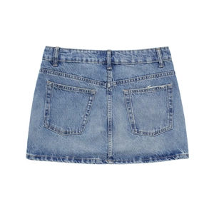 Mini-jupe en jean bleu clair avec poches arrière et ourlet effiloché sur fond blanc