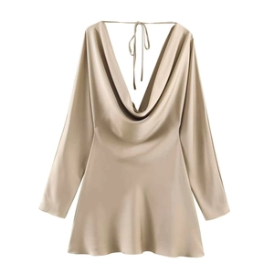 Détail de la robe en satin champagne montrant le col bénitier et la texture soyeuse