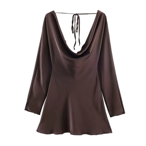 Détail de la robe en satin chocolat montrant le col bénitier et la texture soyeuse