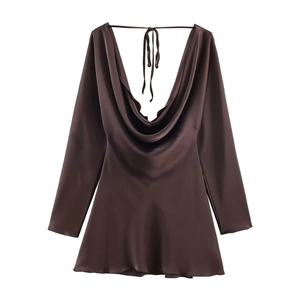Détail de la robe courte en satin marron avec col drapé et texture soyeuse du tissu