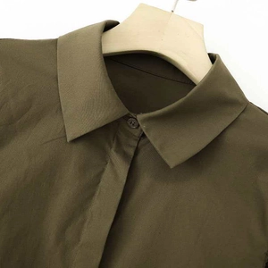 Chemise en popeline vert olive profond avec manches bouffantes et boutonnage sur cintre