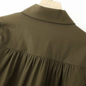 Chemise en popeline vert olive à manches bouffantes et dos plissé élégant
