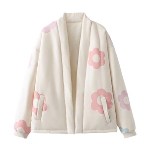 Giacca trapuntata bianco panna con grandi stampe floreali rosa e design aperto stile kimono