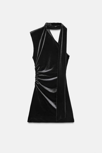 Detailansicht des eleganten schwarzen Samtkleides mit Raffung und Schal-Ausschnitt