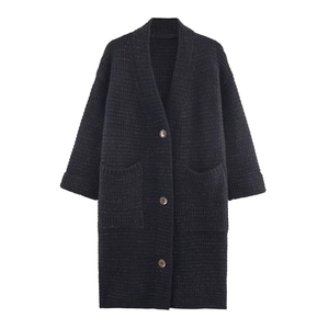 Long cardigan noir en maille avec fils métalliques discrets et fermeture à trois boutons