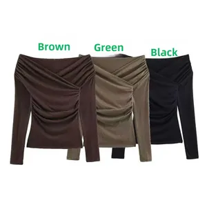 Détail de hauts en tricot à épaules dénudées avec plis en marron, vert et noir