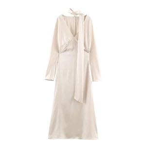 Robe élégante en satin champagne à manches longues, col en V, cravate et taille plissée