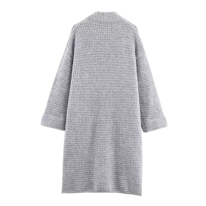 Détail du cardigan long en maille grise avec texture gaufrée et épaules tombantes élégantes