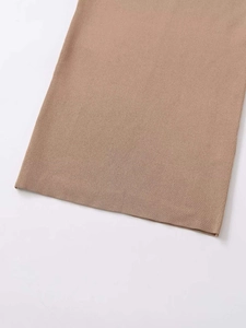 Vue détaillée de la texture du tissu en maille côtelée kaki et couture de l'ourlet