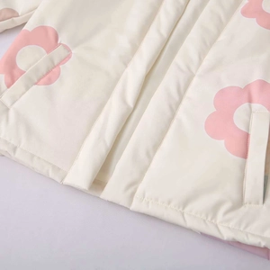 Dettaglio della giacca a fiori con chiusura a zip e design delle tasche laterali