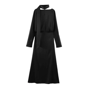 Détail d'une robe longue en satin noir avec manches longues et écharpe de cou assortie