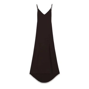 Dettaglio del vestito lungo nero sexy con scollo a V, spacco e spalline sottili