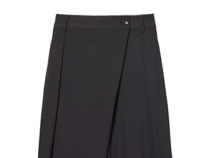 Détail du pantalon portefeuille noir montrant la taille asymétrique avec bouton