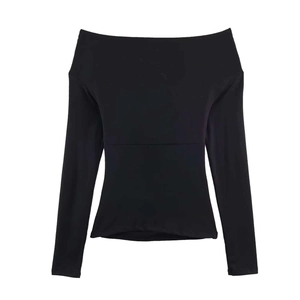 Détail du tissu élastique et de la couture de taille de ce haut noir à épaules dénudées
