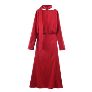 Détail de la robe en satin rouge foncé montrant la texture de soie et le col à nouer