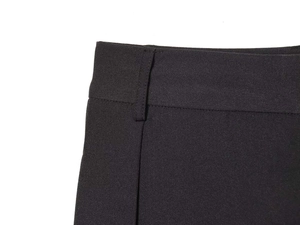 Gros plan sur la taille haute d'un pantalon noir avec coutures nettes et tissu texturé