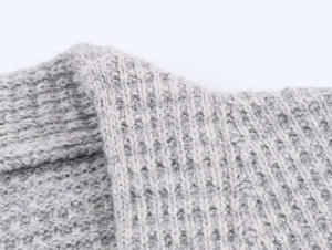 Vue détaillée d'un cardigan en maille grise épaisse avec fibres argentées subtiles