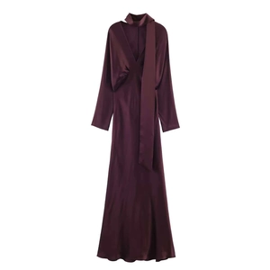 Robe longue élégante en satin bordeaux avec manches longues, col en V et foulard au cou
