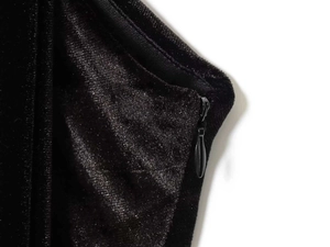 Detailaufnahme eines nahtlosen verdeckten Reißverschlusses an einem schwarzen Samtkleid
