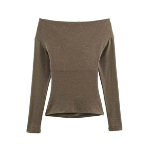 Détail du haut en maille marron foncé à épaules dénudées avec couture à la taille et manches