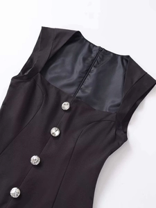 Détail du décolleté carré avec boutons en cristal sur cette combinaison noire sans manches