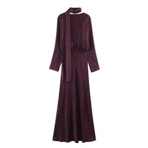Détail d'une robe écharpe élégante en satin violet foncé avec texture soyeuse