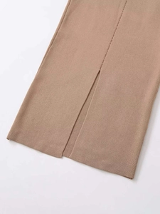 Vue détaillée de la jupe midi en maille kaki avec fente frontale et surpiqûres