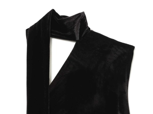 Detail eines schwarzen Samtkleides mit Choker-Ausschnitt und asymmetrischem Schnitt