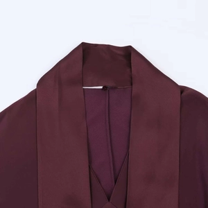 Détail du tissu en satin rouge vin lisse et large col à revers sur la chemise