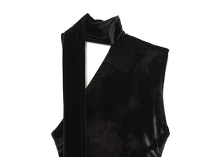 Detailansicht eines schwarzen Samtkleides mit schickem Neckholder und Cut-out-Design