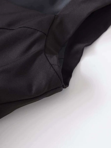 Détail des coutures de haute qualité sur une combinaison noire en tissu tissé épais