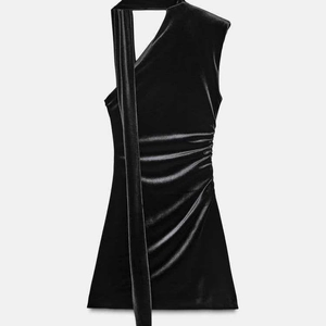 Ärmelloses schwarzes Samt-Minikleid mit asymmetrischem Ausschnitt und seitlicher Raffung