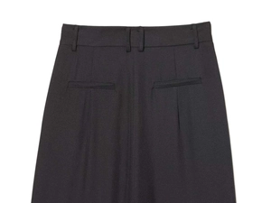 Détail du pantalon noir taille haute avec passants de ceinture et poches passepoilées