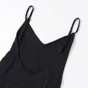 Abito lungo nero minimalista con scollo a V, schiena scoperta e spalline sottili