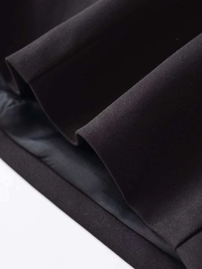 Détail de près du tissu sergé noir de haute qualité avec texture et doublure lisse