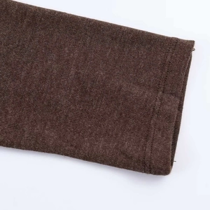 Détail de la maille fine et de l'ourlet à double couture sur le haut de couleur marron foncé