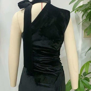 Elegantes schwarzes Samtkleid mit asymmetrischem Schalkragen und großer Samtschleife