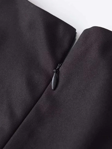 Détail de la fermeture éclair invisible de haute qualité sur une combinaison noire