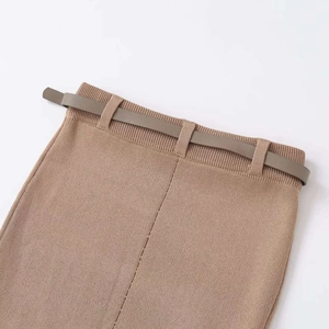 Jupe midi en maille kaki à taille haute avec ceinture assortie pour une silhouette élégante