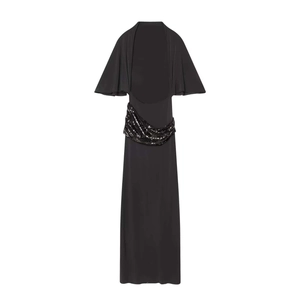 Elegante abito lungo nero con maniche a volant e dettagli in paillettes sulla vita