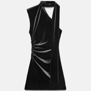 Elegantes schwarzes Samt-Neckholder-Kleid mit drapiertem Schal und modischer Raffung an Taille