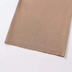 Jupe midi en tricot marron à taille haute avec ceinture et texture détaillée
