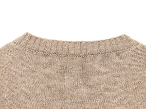 Détail macro du col rond côtelé de ce pull en maille douce pour femme couleur avoine